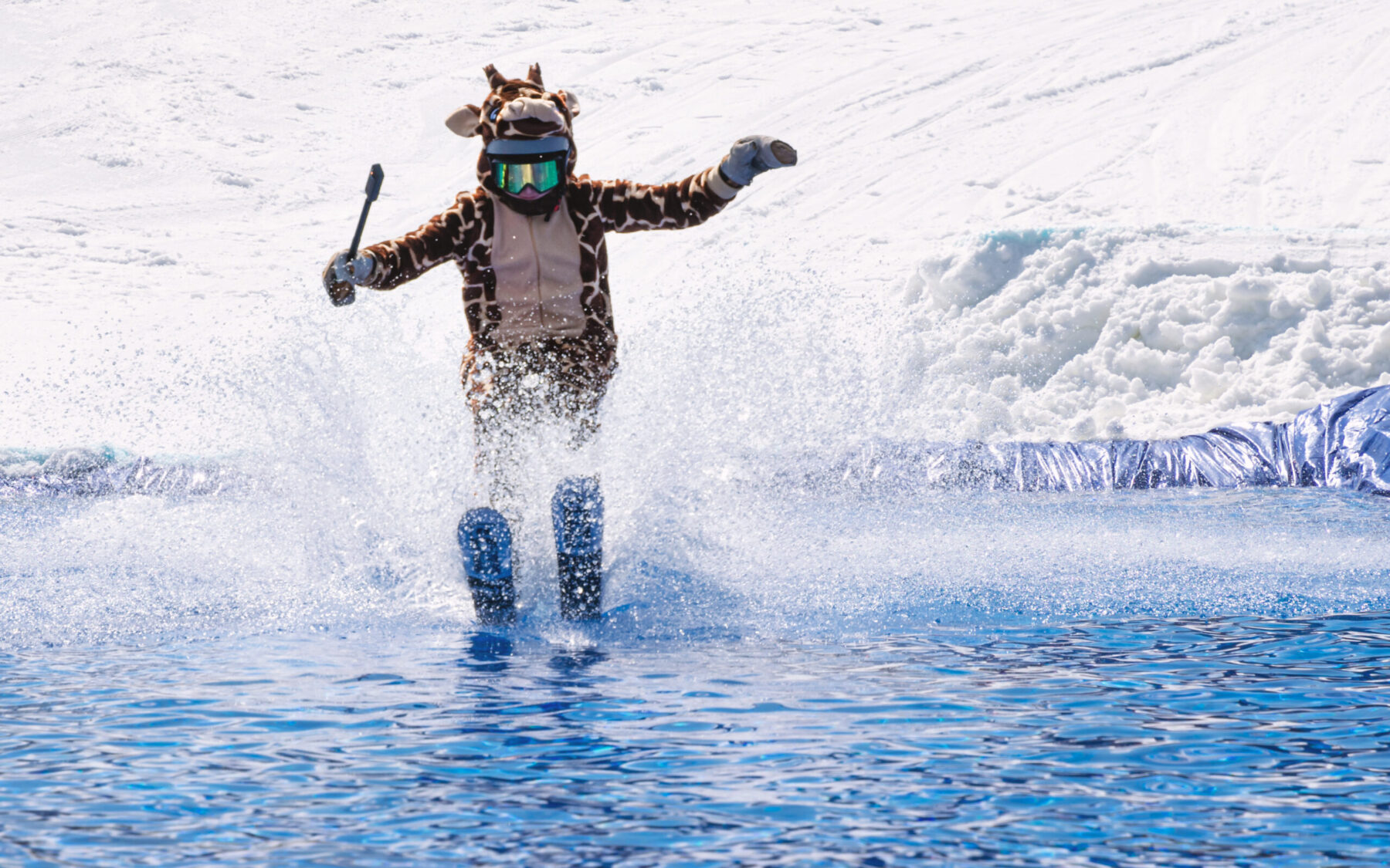 People are enjoying Pond skim at the end of ski season